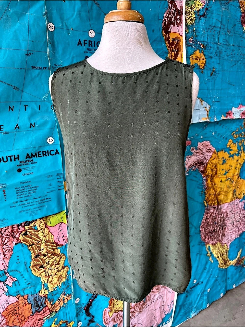 Banana Republic Sleeveless Top in Green Size Medium